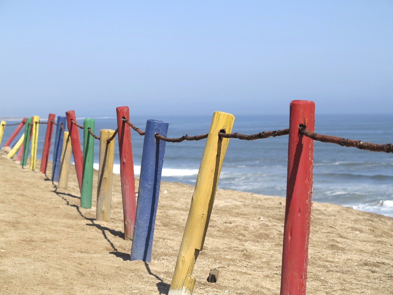 Фотообои пляж море вдаль деревянные столбики. Each post
